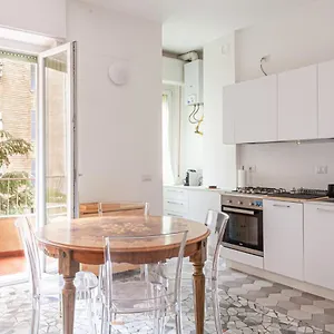 https://casa-lario-isola-district.it-lombardy.com